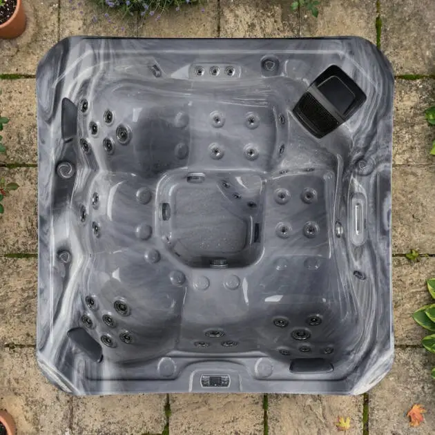Coral Hot Tub – 5-seat hot tub with 2 loungers and 39 jets