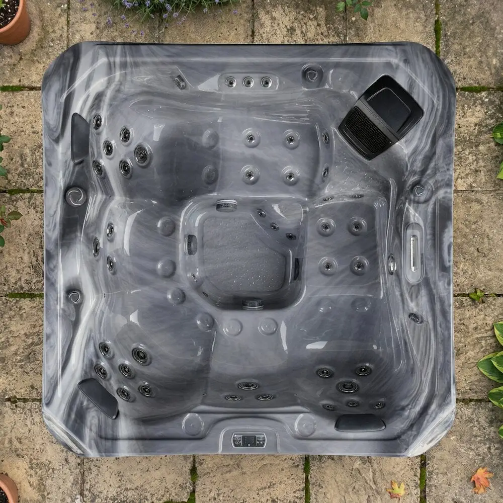 Coral Hot Tub – 5-seat hot tub with 2 loungers and 39 jets